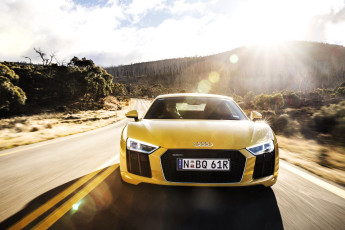 обоя audi r8, автомобили, audi, желтый, скорость, дорога, шоссе, горы, лучи