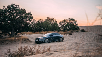обоя audi a4, автомобили, audi, черный, деревья, песок