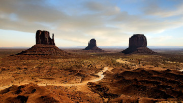 Картинка природа горы столбы скалы пустыня тучи
