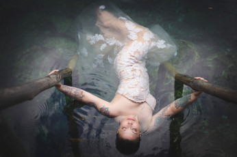 Картинка девушки -unsort+ брюнетки +шатенки невеста девушка в воде вода тату декольте платье свадебное