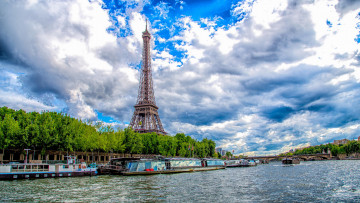 обоя eiffel tower, города, париж , франция, башня, облака, баржи, река