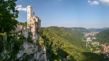 обоя lichtenstein castle, города, замки германии, горы, долина, замок