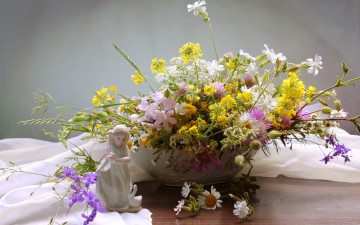 Картинка цветы букеты +композиции девочка лето статуэтка полевые букет