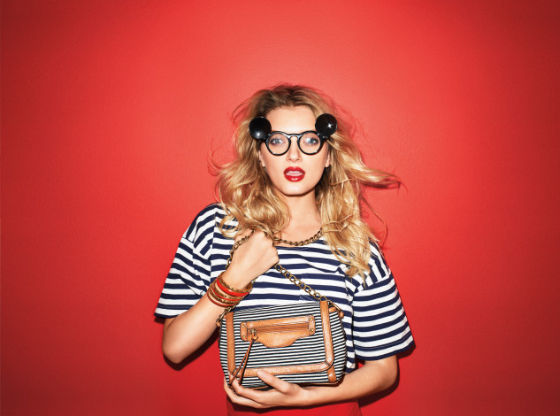 Обои картинки фото девушки, lily donaldson, полоски, блондинка, очки, модель, лили, дональдсон, красный, фон, сумка