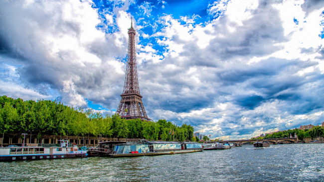 Обои картинки фото eiffel tower, города, париж , франция, башня, облака, баржи, река