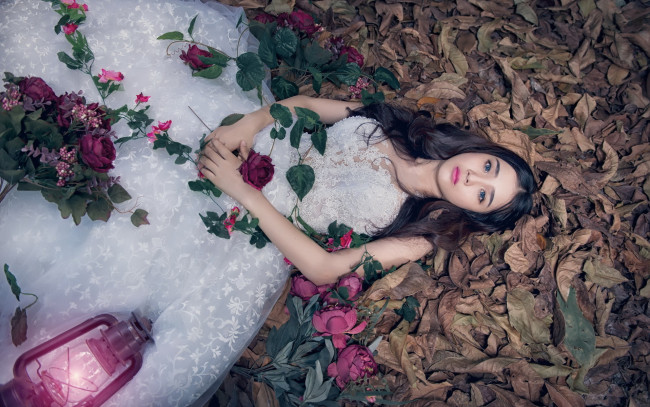 Обои картинки фото девушки, -unsort , азиатки, лампа, розы, девушка