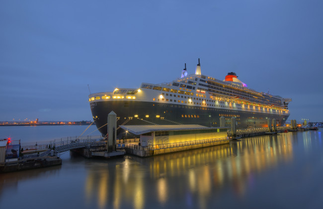 Обои картинки фото queen mary 2 in liverpool, корабли, лайнеры, океанский, круиз, лайнер, причал