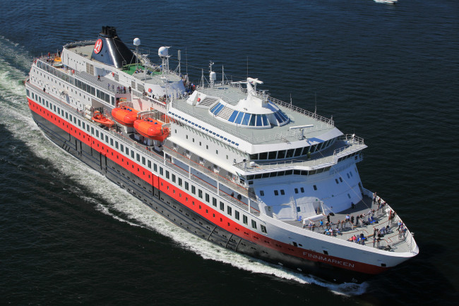 Обои картинки фото hurtigruten finnmarken, корабли, лайнеры, лайнер, круизный