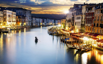 Картинка города венеция+ италия гондольер гондолы лодки закат вечер здания дома канал огни