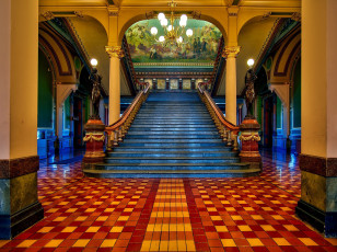 Картинка интерьер холлы +лестницы +корридоры старинная лестница люстра колонны