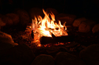 Картинка природа огонь поленья пламя костер камни