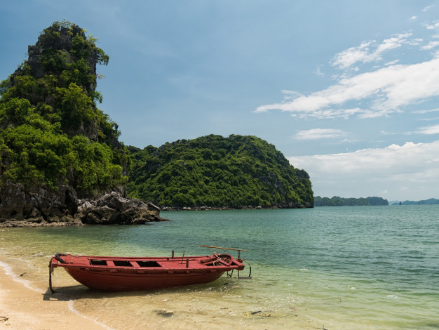 Обои картинки фото вьетнам, корабли, лодки,  шлюпки, холмы, камни, берег, песок, море, облака