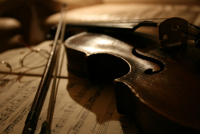 Обои картинки фото музыка, -музыкальные инструменты, очки, скрипка, ноты