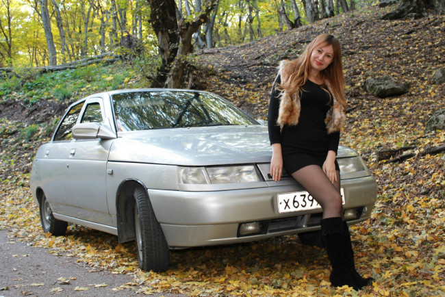Обои картинки фото ваз- 2110, автомобили, -авто с девушками, ваз-, 2110, лада, автомобиль, лес, девушка, ножки