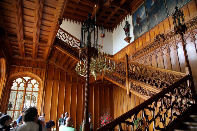 Обои картинки фото интерьер, холлы,  лестницы,  корридоры, замок, люстра, лестница