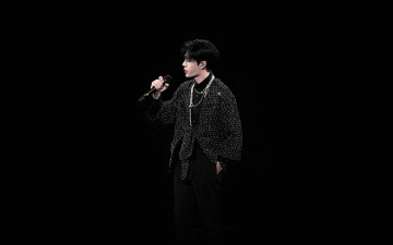 Картинка мужчины wang+yi+bo актер певец микрофон пиджак