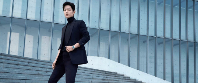 Обои картинки фото мужчины, xiao zhan, актер, костюм, водолазка, часы, лестница