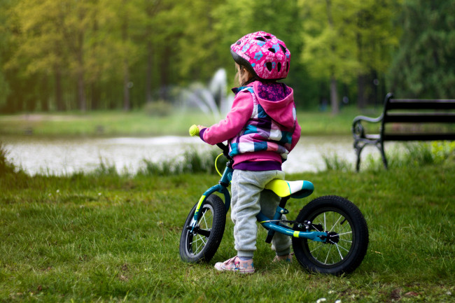 Обои картинки фото разное, дети, девочка, шлем, велосипед, парк, фонтан