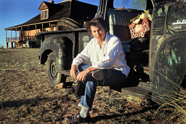 Обои картинки фото мужчины, johnny depp, актер, рубашка, джинсы, машина, ферма
