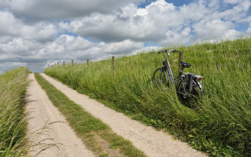 Картинка техника велосипеды облака небо трава велосипед обочина дорога