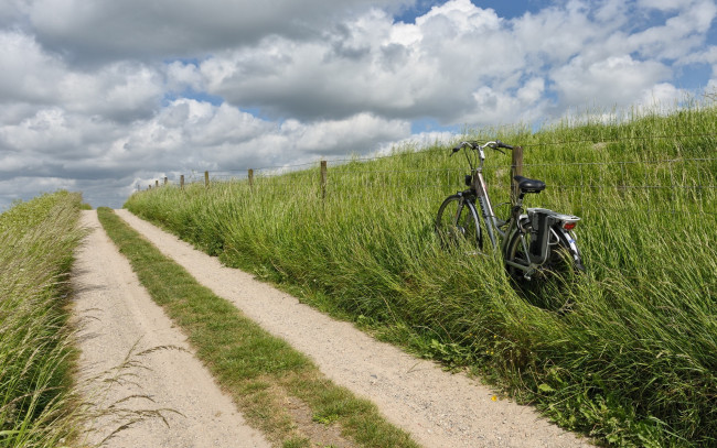 Обои картинки фото техника, велосипеды, облака, небо, трава, велосипед, обочина, дорога