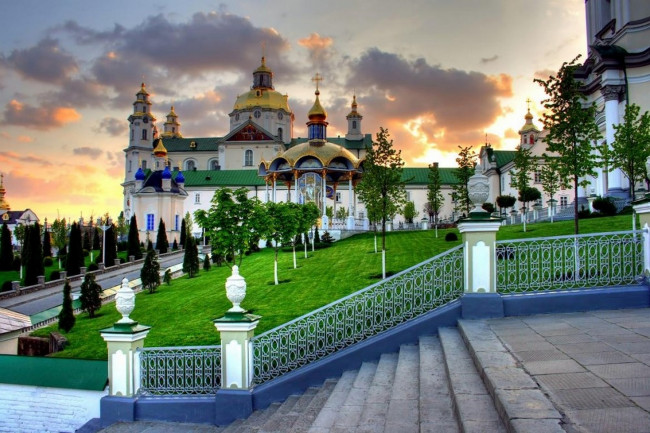 Обои картинки фото города, - православные церкви,  монастыри, облака, вечер, храм, православный монастырь, свято успенская почаевская лавра, почаев, западная украина