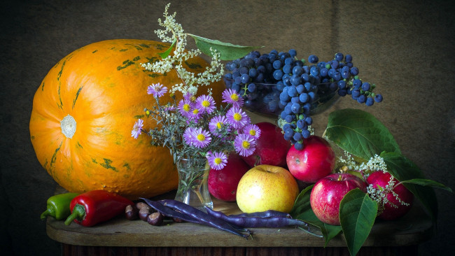 Обои картинки фото еда, натюрморт, виноград, цветы, перец, стручки, тыква, букет
