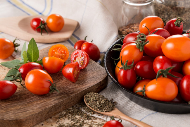 Обои картинки фото еда, помидоры, специи, овощи, томаты