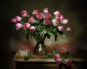 Картинка цветы розы стол ваза натюрморт тюль