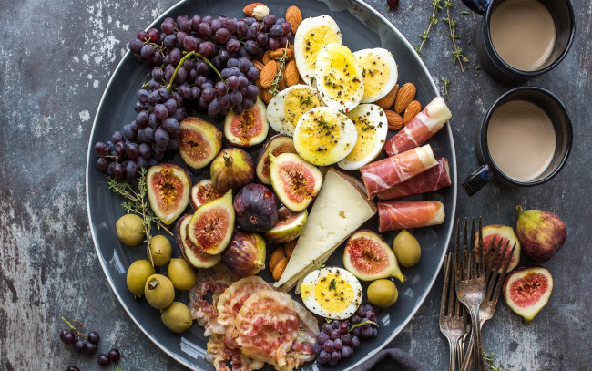 Обои картинки фото еда, разное, орехи, ветчина, оливки, инжир, виноград