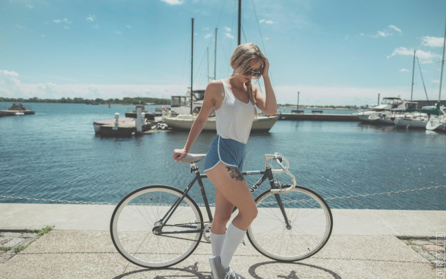 Обои картинки фото техника, велосипеды, фон, взгляд, девушка