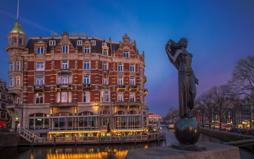 обоя города, амстердам , нидерланды, канал, отель, скульптура, вечер, огни