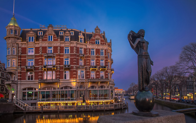 Обои картинки фото города, амстердам , нидерланды, канал, отель, скульптура, вечер, огни