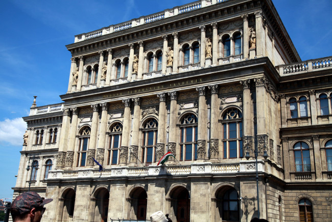 Обои картинки фото города, будапешт , венгрия, здание, флаги