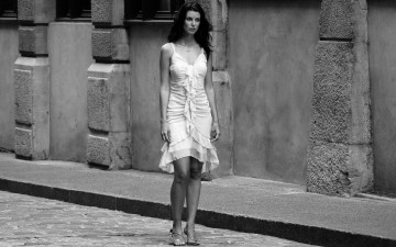 Картинка девушки -+черно-белые брюнетка платье улица