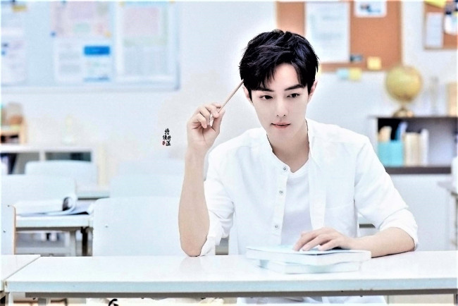 Обои картинки фото мужчины, xiao zhan, актер, карандаш, стол, журналы