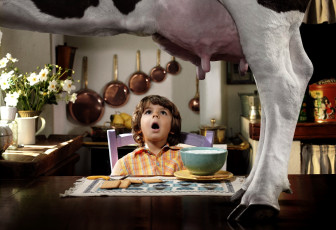 Картинка юмор приколы мальчик корова вымя молоко чашка удивление