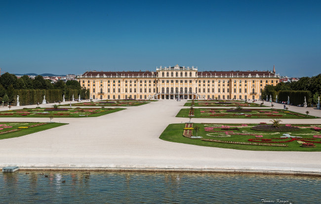 Обои картинки фото schonbrunn, palace, vienna, austria, города, вена, австрия, вода, статуи, клумбы, дворец, шёнбрунн