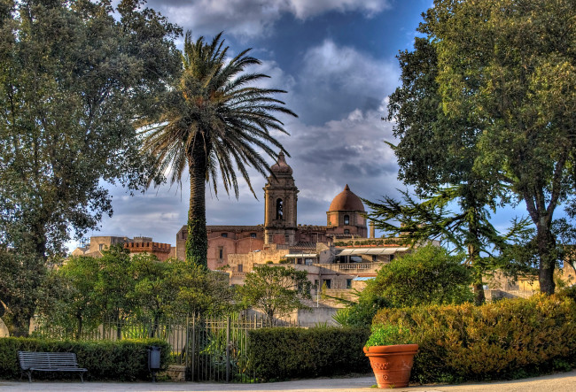 Обои картинки фото church, of, san, giuliano, erice, sicily, italy, города, католические, соборы, костелы, аббатства, эриче, скамейка, забор, церковь, деревья, вазон, италия, сицилия