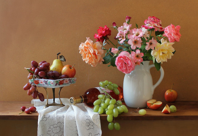 Обои картинки фото еда, натюрморт, яблоки, виноград, вино, кувшин, букет, цветы, розы, бутылка