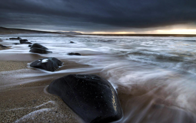 Обои картинки фото природа, побережье, прибой, камни, берег, тучи, море, волны