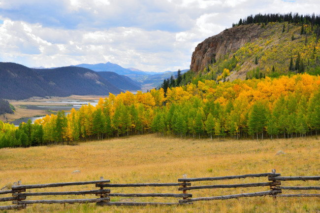 Обои картинки фото природа, пейзажи, долина, осень, забор, небо, деревья, река, поле, горы, трава