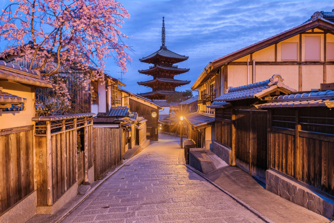 Обои картинки фото yasaka pagoda,  higashiyama district,  kyoto, города, киото , Япония, простор