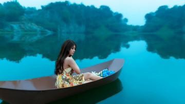 Картинка девушки -+брюнетки +шатенки река лодка брюнетка