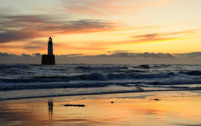 Обои картинки фото природа, маяки, море, берег, пляж, вечер, пейзаж, закат, волны