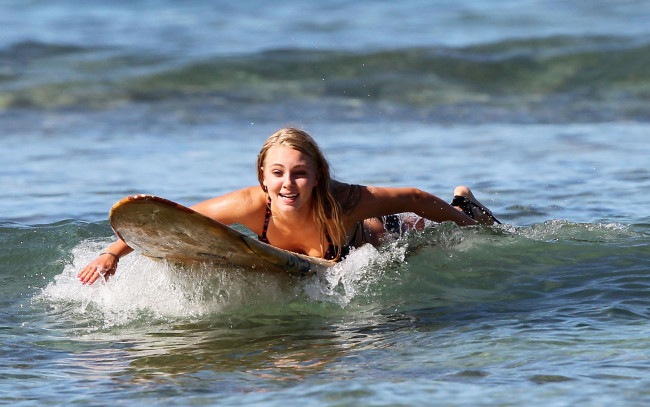 Обои картинки фото спорт, серфинг, улыбка, девушка, море, anna sophia robb