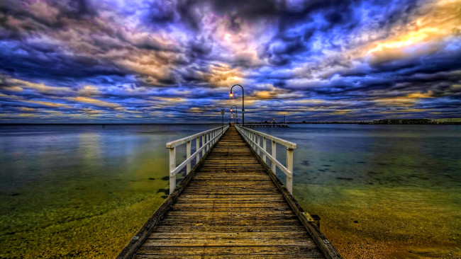 Обои картинки фото lighted, pier, природа, побережье, озеро, мостик, тучи