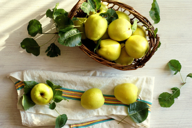 Обои картинки фото еда, Яблоки, корзинка, листья, полотенце