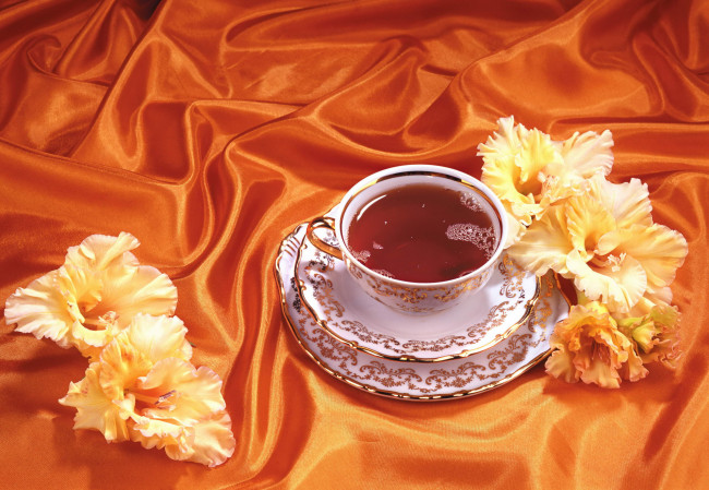 Обои картинки фото еда, напитки, Чай, чашка, цветы, скатерть