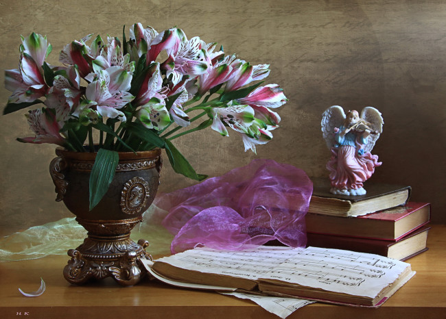 Обои картинки фото цветы, альстромерия, книги, ноты, ангел, букет